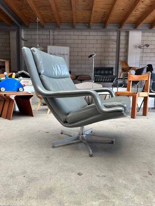 Artifort F152 swivel lounge armchair