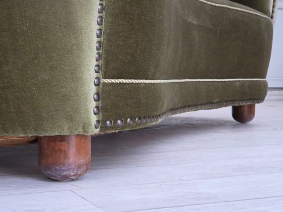 Image 1 of Dänisches 2-Sitzer-Sofa „Banane“ aus den 1970er Jahren, grüner Möbelveloursbezug, Beine aus Eichenholz.