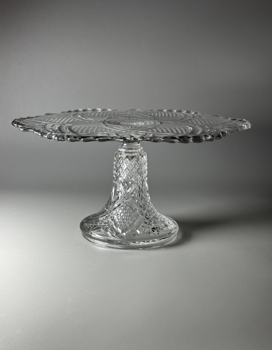 Image 1 of Val Saint Lambert “Gilbert” taartstandaard – Geperst kristal – Vermeld in de catalogus van 1913 – Grootste formaat (31 cm)