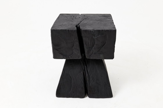 Image 1 of Rustieke, sculpturale bijzettafel/kruk, gebrand zwart eikenhout, gesneden, uniek, Logniture