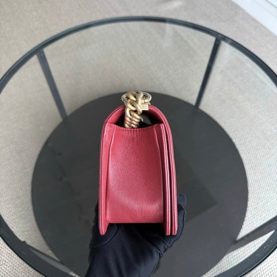 Image 1 of Chanel Boy Medium - 25CM Chevron Rood Goudkleurige Hardware Serie 25