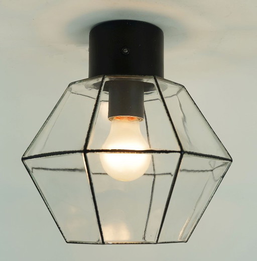 Vintage plafondlamp uit de jaren 60/70 van Glashütte Limburg, inbouwmodel, heldere glazen kap en metalen voet.