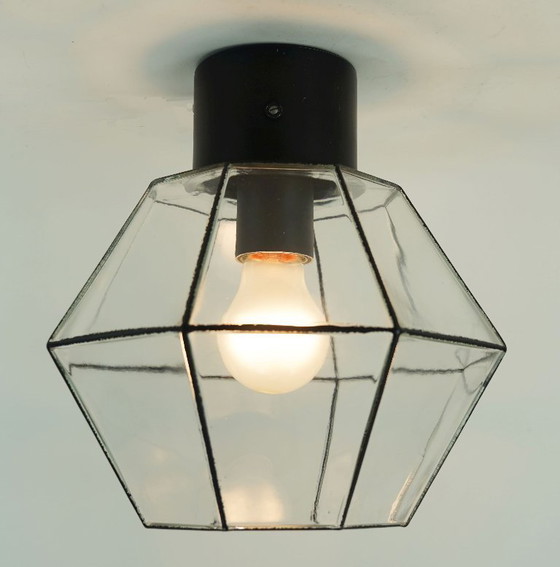 Image 1 of Vintage plafondlamp uit de jaren 60/70 van Glashütte Limburg, inbouwmodel, heldere glazen kap en metalen voet.