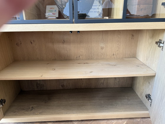 Image 1 of Eiken wandkast met zwart stalen vitrinedeuren