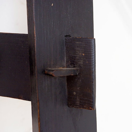 Image 1 of Vintage driepootkruk van zwart gebeitst hout met pen-en-gatverbindingen.