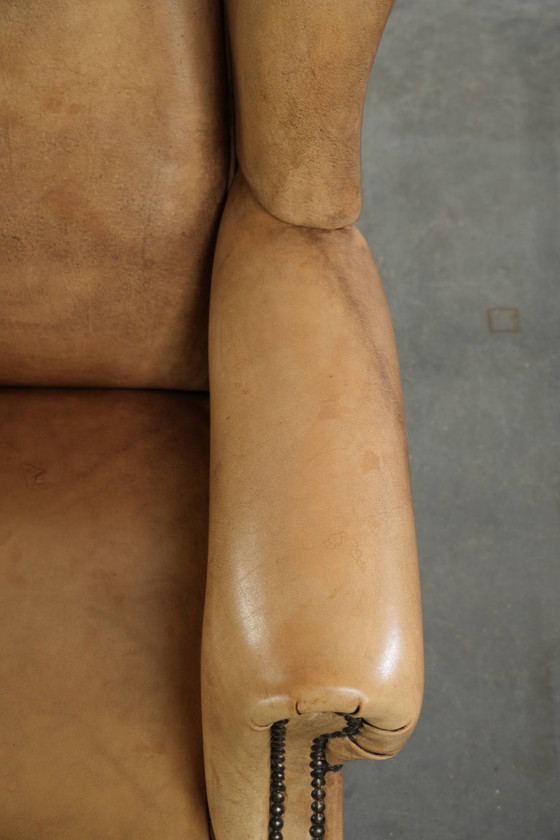 Image 1 of Mooie lichte rundleren oorfauteuil met een tijdloze Engelse uitstraling en een goed zitcomfort