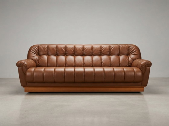 Mid-Century Modern Ungarisches getuftetes Ledersofa, 1970er Jahre – Sofagarnitur, Holz, Mid Century Modern (photo 3 of 5)