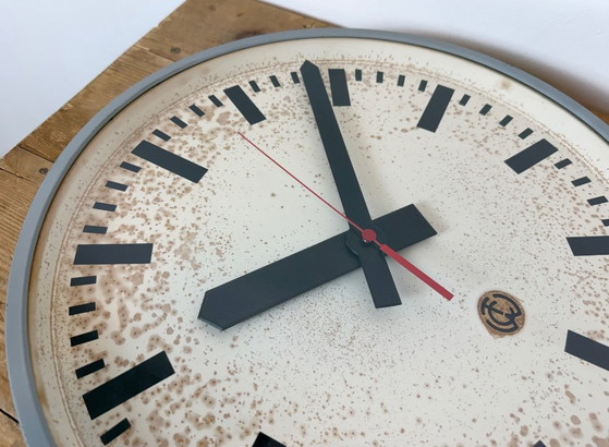 Grande orologio da parete industriale grigio da stazione di CTW, 1960 – Vetro, Ferro (photo 15 of 18)
