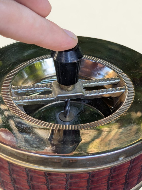 Image 1 of Raro posacenere d'epoca in piedi anni '60/'70 con ripiano in teak e aspetto in pelle di serpente rossa