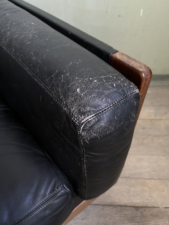 Image 1 of Gestoffeerde fauteuil 920 in hout en leer van Afra en Tobia Scarpa (jaren 70)