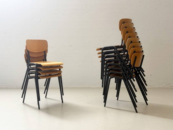 Image 1 of 6 stapelbare studiostoelen met zwart gelakt stalen frame, jaren 90