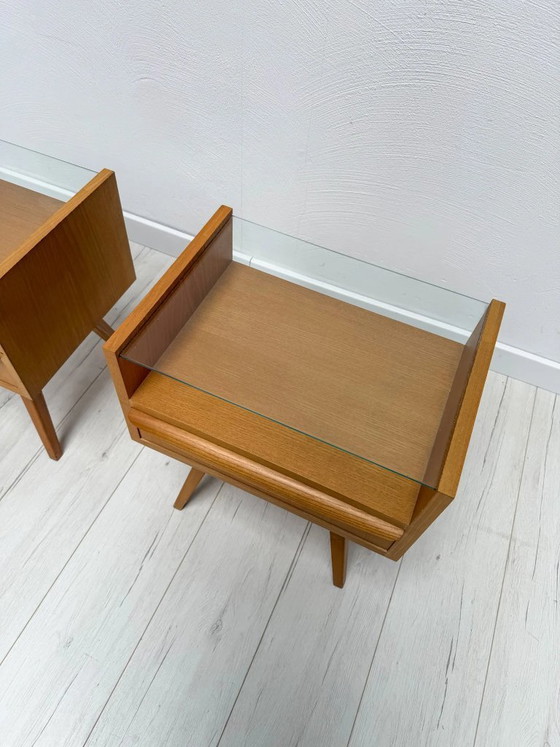 Image 1 of Coppia di comodini vintage di metà secolo in noce con ripiani in vetro, anni '60