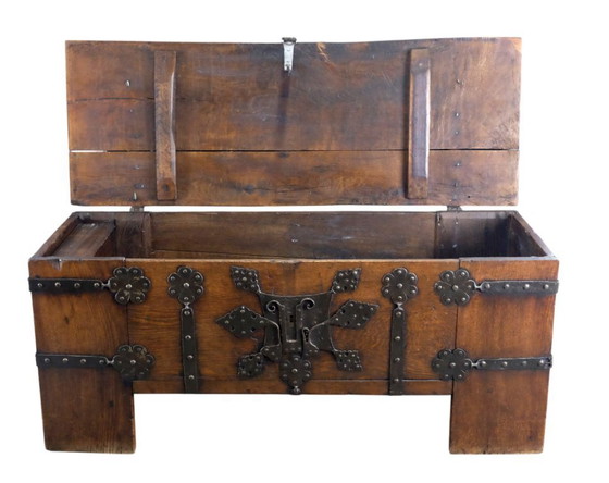 Image 1 of Stollentruhe del siglo XVI