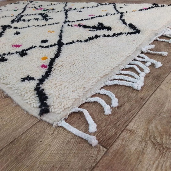 Image 1 of Handgefertigter, einzigartiger, authentischer marokkanischer Teppich – Naturwolle, Boho-Stil, handgewebt (172 × 110 cm)