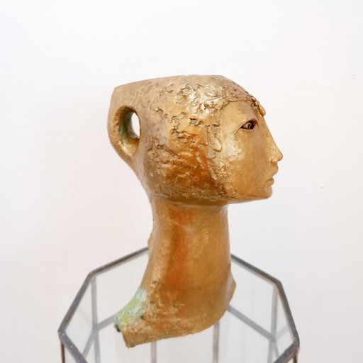 Tête de femme en terre cuite dorée 