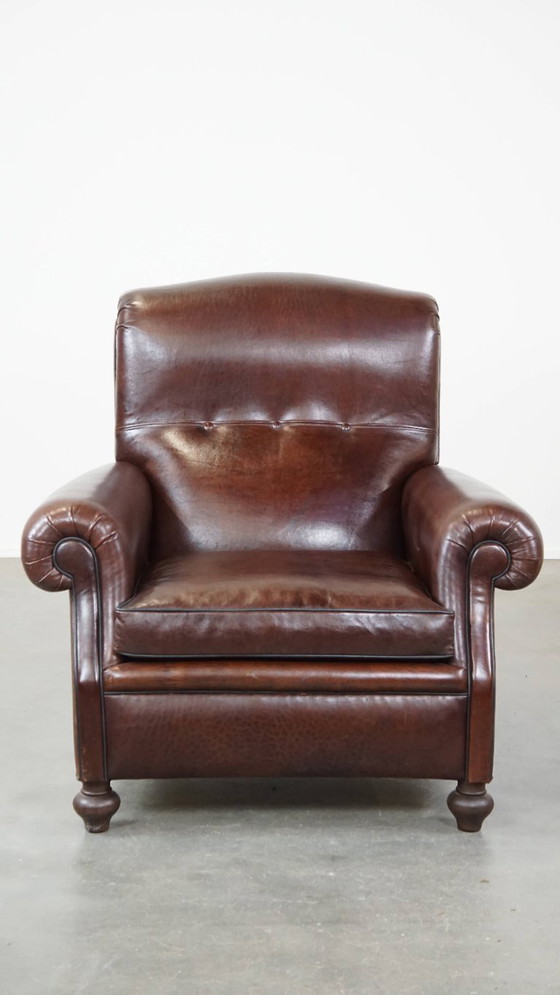 Image 1 of Comfortabele, donkere antieke schapenleren Engelse armchair