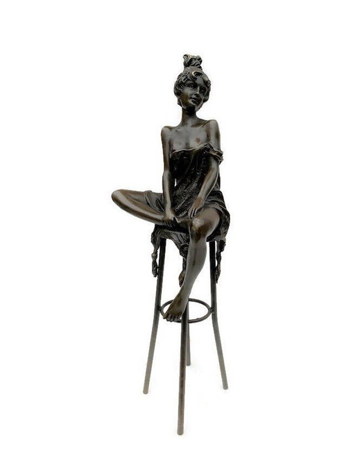 Statue en bronze Dame élégante sur tabouret