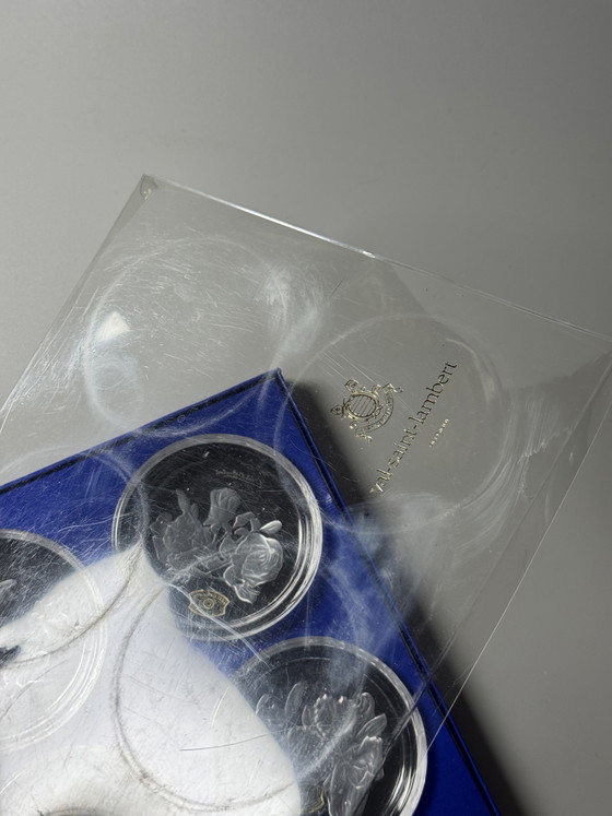Image 1 of Coffret de 6 sous-verres en cristal Val Saint Lambert « Fleurs » – Motifs floraux – Style années 1950 – En boîte