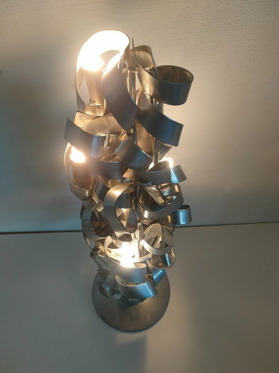 Image 1 of Lámpara de mesa única y exclusiva con detalles metálicos en espiral.