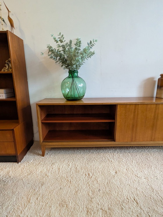 Image 1 of buffet bas vintage, style milieu du siècle, avec portes coulissantes