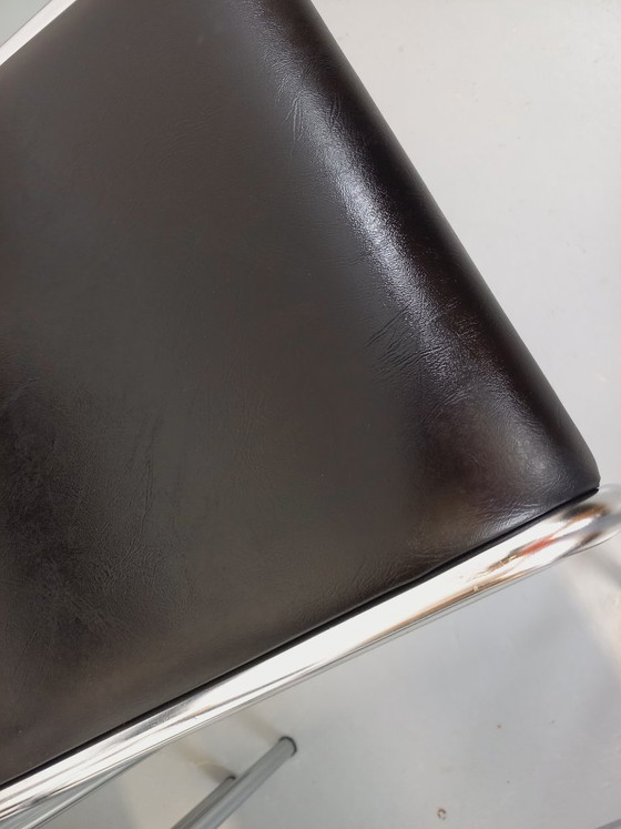 Image 1 of Suite de 6 chaises italiennes empilables vintage en métal chromé et skai noir des années 70 80