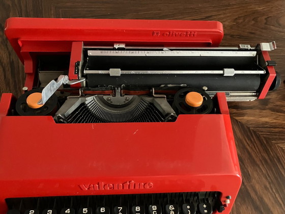 Olivetti Valentine Typewriter – Decorative Objects, Metal, Plastic (photo 5 of 11)