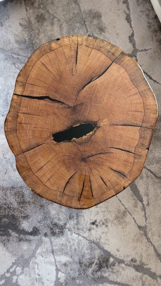 Image 1 of Table basse artisanale en bois d'orme : résine époxy noire, mobilier rustique moderne