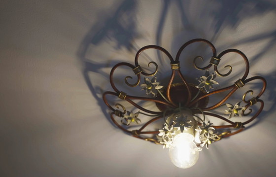 Image 1 of Lampada da soffitto italiana Tole a forma di petalo, colore rosso, oro e bianco, con motivo floreale, stile Mid-Century.