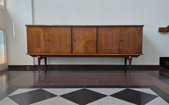Image 1 of Buffet large et table de salle à manger extensible assortis, de style Mid-Century.