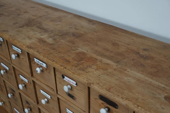 Image 1 of Antiker deutscher Kiefernholz-Apothekerschrank mit Emailleplaketten, 1900er Jahre