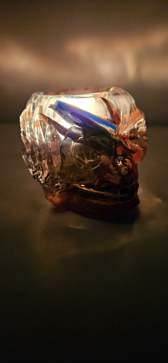 Image 1 of Unieke handgemaakte schedelsculptuur van hars - Artistieke schedel van transparante hars met kleurrijke insluitingen - Gotische 