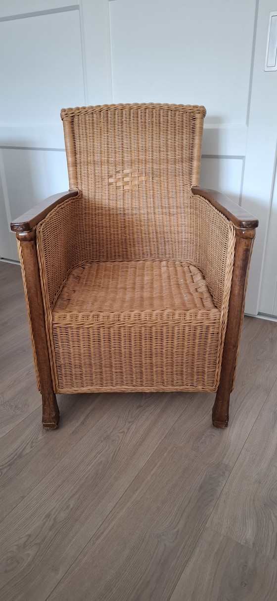Image 1 of Juego de 2 sillones de ratán con reposabrazos de madera.