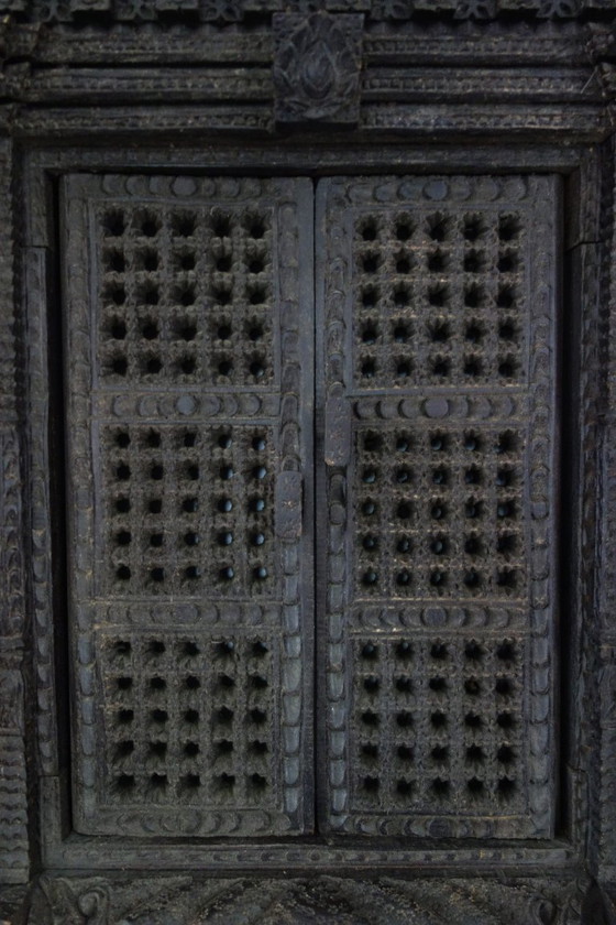 Image 1 of Antiek Newari-raam van gesneden hout, in Nepalese stijl.