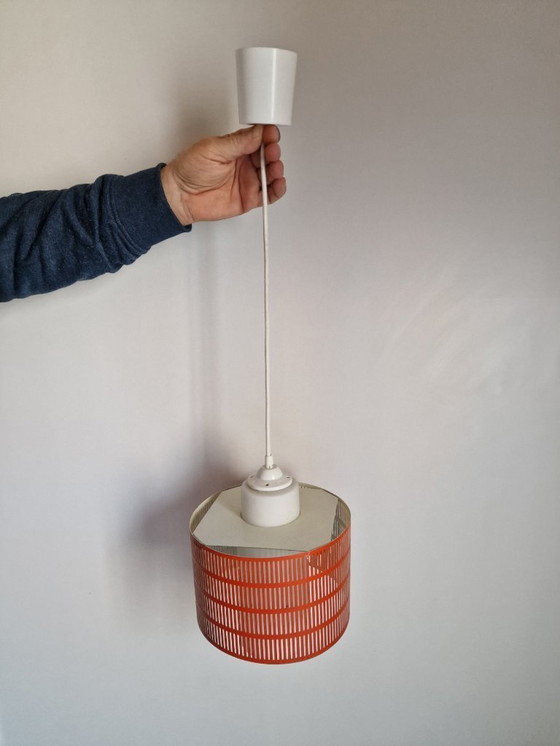 Image 1 of Vintage koraalkleurige opengewerkte metalen hanglamp