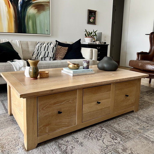 Couchtisch aus Eiche mit Stauraum