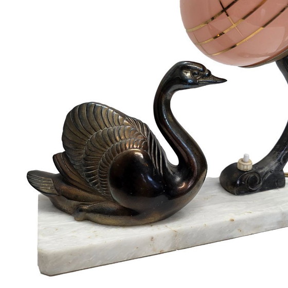 Image 1 of Französische Art-Deco-Lampe mit Schwanenmotiv auf Marmorsockel