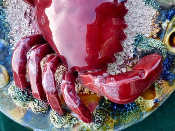 Image 1 of Assiette de collection vintage en faïence de style Palissy, ornée d'un crabe.
