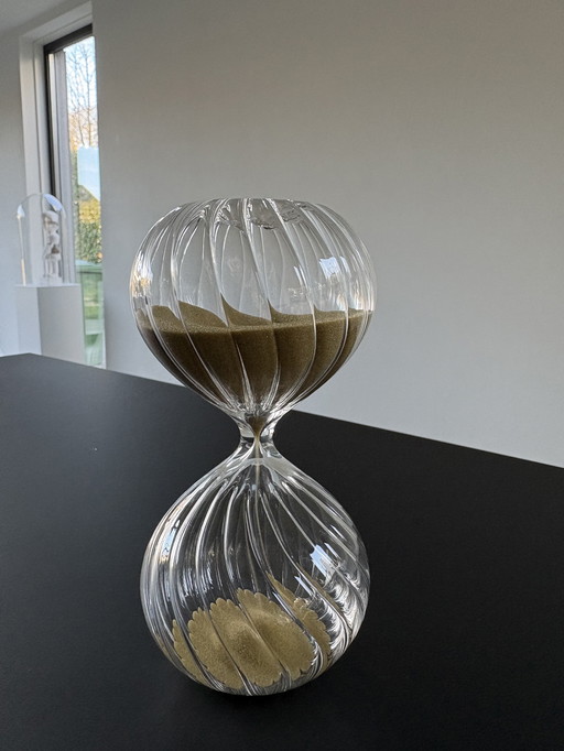 Sanduhr aus Glas mit goldenem Sand