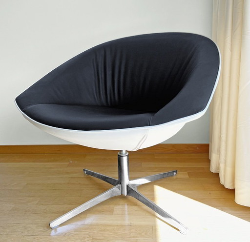 Fauteuil lounge pivotant design Kastel Krokus, cuir noir et crème, chrome
