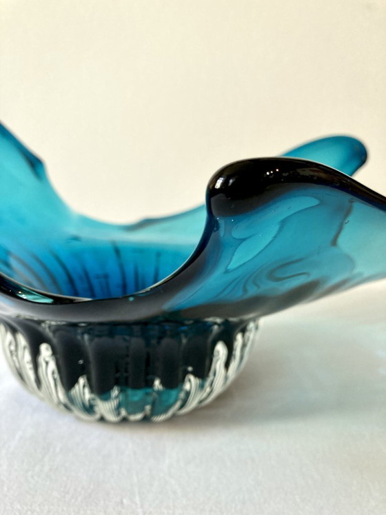 Image 1 of Grande fruttiera in vetro soffiato blu.