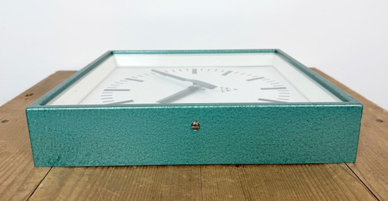 Horloge murale carrée industrielle verte de Pragotron, années 1970 – Pendules, Glass, Iron (photo 14 of 16)