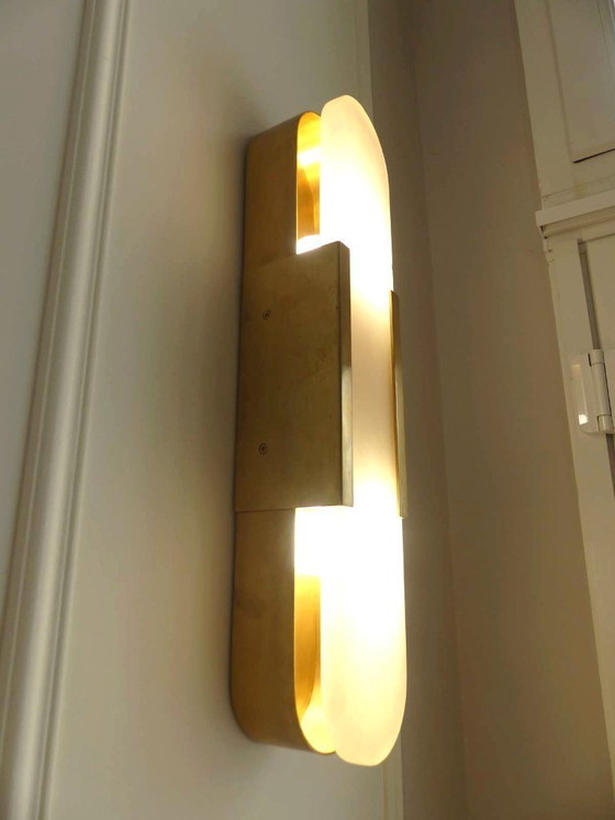 Image 1 of Set aus 2 Wandleuchten „Elongated Melange“ aus Messing und Naturalabaster von VISUAL COMFORT, entworfen von Kelly Wearstler