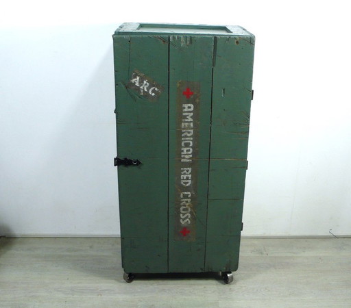 Caisse de transport en bois vintage Croix-Rouge américaine, originale shabby des années 40 transformée en armoire sur roulettes