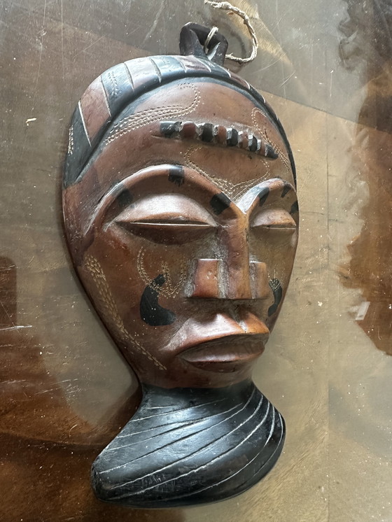 Image 1 of Petit masque Africain en bois sculpté début XX e siècle