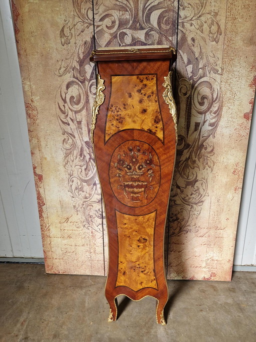 Colonna classica, tavolo per piante, piedistallo, piano in radica e marmo e decorazioni mancanti dim. 30x30cm e altezza 126cm.