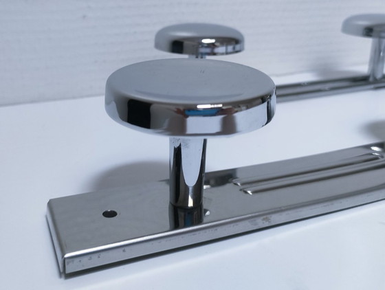 Image 1 of twee vintage verchroomde metalen jashaken