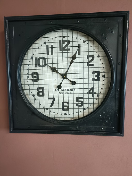 Pendule Carrée en Métal