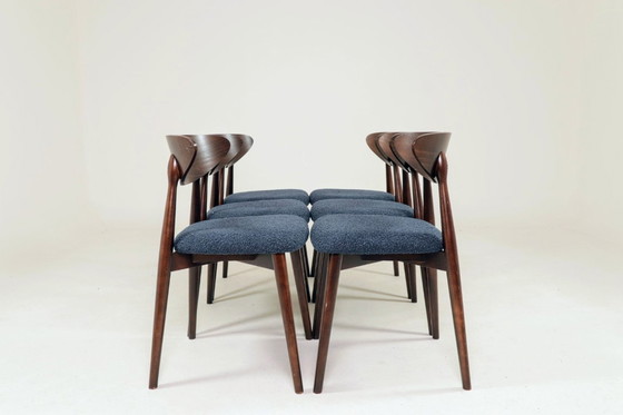 Image 1 of Set di 6 sedie da pranzo scandinave in tessuto bouclé blu navy dal design moderno.
