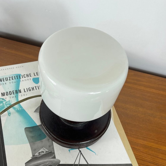 Kleine Tischlampe mit Opalglas-Kugel und Lederbezogenem Fuß – Tischlampen (photo 5 of 9)