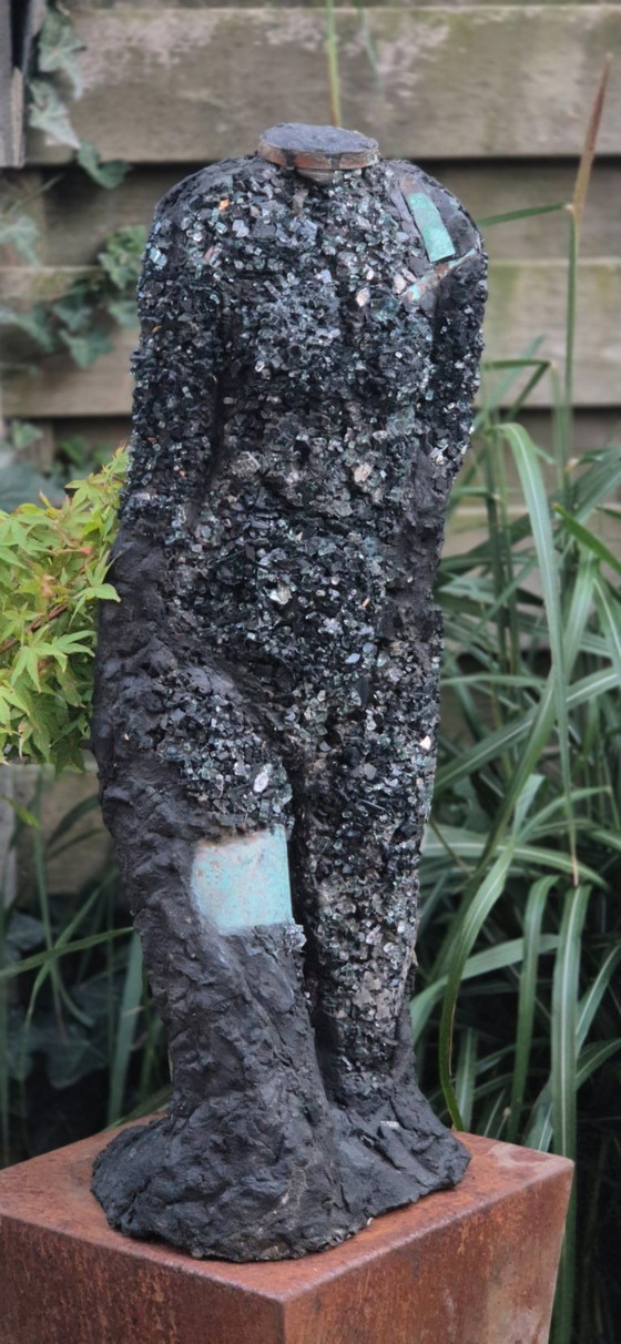 Shattered - sculpture of glass, cement and copper (photo 6 of 10)
